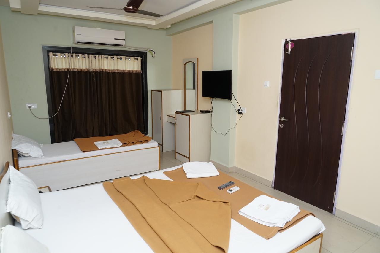 Hotel Umesh Даман Экстерьер фото
