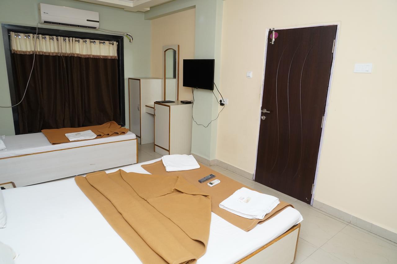 Hotel Umesh Даман Экстерьер фото